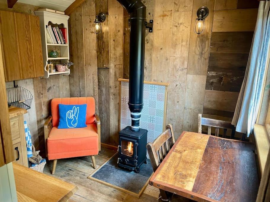 프롬 The Walnut Wagon In The Heart Of Mells. 아파트 외부 사진