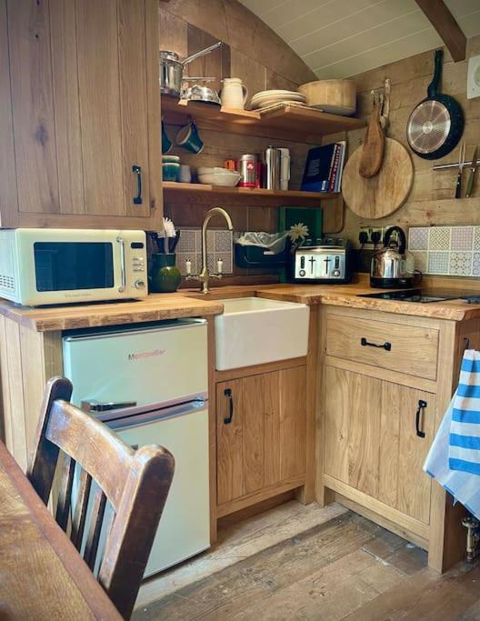 프롬 The Walnut Wagon In The Heart Of Mells. 아파트 외부 사진