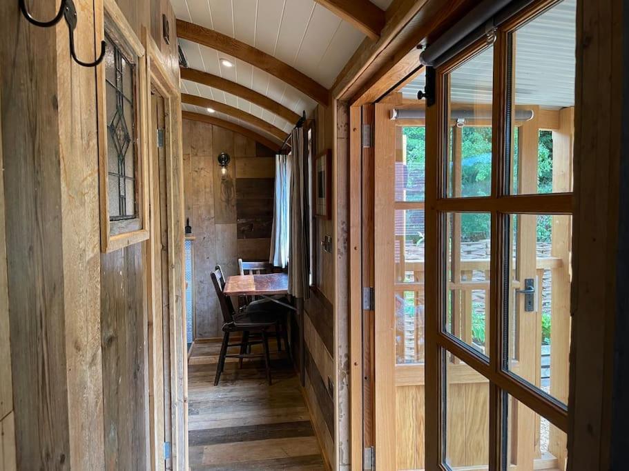 프롬 The Walnut Wagon In The Heart Of Mells. 아파트 외부 사진